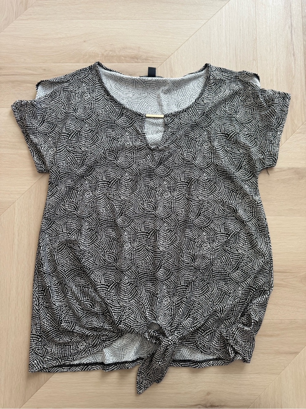 Roz & Ali Black and White Abstract Dot Tie-Front Short Sleeve Top